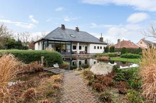 This spacious and stylish detached villa offers a unique combination of comfort, space and privacy in a prime location in Brasschaat. The...