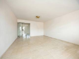 <p><strong>Lichtrijk, centraal gelegen 2-slpk.-appartement met terras en autostaanplaats (verplicht bij aan te kopen), vlakbij het station van Turnhout. EPC-label B (135 kWh/m²).</strong></p>
<p><strong>Ligging:</strong> Centrum van Turnhout, nabij het winkels en het station.</p>
<p><strong>Indeling: </strong>Inkomhal, toilet, berging, badkamer, twee slaapkamers, terras, woonkamer, keuken, wasplaats, autostaanplaats.</p>
<p><strong>Omschrijving: </strong>Dit lichtrijke appartement bevindt zich op de 3e verdieping van een verzorgd gebouw met lift. Het appartement is centraal gelegen in het hart van Turnhout, met een aangenaam uitzicht op het station en op wandelafstand van winkels, scholen en openbaar vervoer. De inkomhal met vestiaire geeft toegang tot een apart toilet met handwasser. De badkamer is voorzien van een lavabo, douche en ligbad. Verder is er een praktische berging aanwezig. Achteraan bevinden zich twee slaapkamers, waarvan één met rechtstreekse toegang tot het terras. De woonkamer geniet van veel natuurlijke lichtinval. De aparte keuken is uitgerust met een vaatwasser, koelkast, oven, inductiekookplaat en dampkap, en beschikt aansluitend over een berging met aansluiting voor wasmachine en droogkast.</p>
<p>De private autostaanplaats is verplicht bij aan te kopen aan €20.000.</p>
<p><strong>Een lichtrijk appartement op een gunstige locatie, ideaal voor wie centraal wil wonen met alle voorzieningen binnen handbereik!! Contacteer ons voor een afspraak, 014 41 42 42.</strong></p>
<p><em><strong>Bijzondere informatieplicht:</strong> in aanvraag.</em></p>