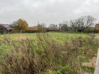 Zuidwest gerichte bouwgrond te koop voor open bebouwing met een totale oppervlakte van 593m². Gunstig gelegen in een rustige en...