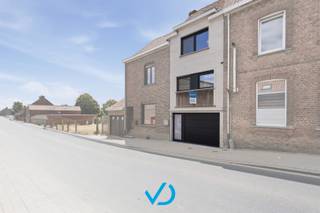 - BEZOEKMOMENT: 22/08/2026! -<br /><br />In het hart van het charmante Nieuwkerke, midden in het prachtige Heuvelland, vinden we deze volledig gerenoveerde woning waar comfort, ruimte en gezelligheid perfect samenkomen. Een woning waar je werkelijk niets meer hoeft te doen en waar zowel binnen als buiten heel wat te beleven valt. De ligging is alvast een grote troef. Je geniet hier van het rustige en gezellige dorpsgevoel, terwijl winkels, scholen, openbaar vervoer en andere dagelijkse voorzieningen vlot bereikbaar zijn. Een ideale combinatie voor wie rustig wil wonen, maar toch graag alle faciliteiten binnen handbereik heeft.<br /><br />Bij het binnenkomen valt meteen de verzorgde afwerking op. Via de inkomhal/garage komen we in de lichtrijke en volledig ingerichte keuken. Dankzij het grote glasraam geniet je hier niet alleen van bijzonder veel natuurlijk licht, maar ook van een prachtig zicht op de tuin. Aansluitend bevindt zich een gezellige eetruimte, waardoor dit een heerlijke plek wordt om samen te tafelen en te genieten. Op het gelijkvloers beschikt de woning bovendien over een ruime garage, ideaal voor wagen, fietsen of extra stockage, evenals een apart toilet en toegang tot de verdiepingen.<br /><br />Op de eerste verdieping komen we in de gezellige leefruimte, waar de grote raampartijen opnieuw zorgen voor een aangename hoeveelheid licht. Het gasvuur brengt hier dan weer de nodige warmte en sfeer. Aansluitend bevindt zich een veelzijdige ontspanningsruimte, momenteel ingericht als bureau, maar perfect inzetbaar als speelruimte, tweede eetplaats, hobbyruimte of extra leefruimte. Daarnaast is er een tweede apart toilet, een ruime berging én een prachtige badkamer met dubbele lavabo en inloopdouche. De tweede verdieping biedt vervolgens twee ruime slaapkamers. Via één van de slaapkamers bereiken we bovendien de zolderruimte. Deze extra ruimte biedt tal van mogelijkheden en kan perfect ingericht worden als derde slaapkamer, bureau, hobbyruimte of extra bergruimte.<br /><br />Ook buiten weet deze woning te overtuigen. De prachtig aangelegde tuin vormt een heerlijke verlenging van de leefruimte. Op het terras aan de woning kan je in alle rust genieten van een zonnige namiddag, terwijl achteraan een tuinhuis met gezellige zitruimte werd voorzien. Een plek waar je tijdens de zomermaanden ongetwijfeld heel wat uren zal doorbrengen.<br /><br />En alsof dat nog niet genoeg is, werd de woning volledig vernieuwd, waardoor je hier met een gerust hart kan verhuizen. Zo beschikt de woning onder meer over een gunstig EPC, een asbestveilig attest, gescheiden riolering, maar liefst 15.000 liter regenwater, conforme elektriciteit en tal van andere vernieuwingen.<br /><br />Een instapklare woning met karakter, ruimte, een prachtige tuin én een uitstekende technische basis — dit is er eentje die je absoluut in het echt moet ervaren. Ben jij op zoek naar een instapklare woning waar je koffers kan uitpakken? Dan is dit misschien wel de woning waar je al een tijdje naar op zoek bent. Mis het bezoekmoment van zaterdag 22 augustus 2026 niet en ontdek zelf hoeveel deze woning te bieden heeft. Contacteer ons vandaag nog en zet jouw bezoek vast!