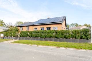 <p><strong>Rustig wonen, veel licht, een tuin rondom, veranda én 24 zonnepanelen? Check!</strong> Deze gerenoveerde open bebouwing combineert comfort en energiezuinigheid met een topligging in een rustige doodlopende straat, vlak bij het centrum van Zomergem. En alsof dat nog niet genoeg is: dankzij de ruime zolder kan hier eenvoudig een <strong>vierde slaapkamer</strong> gecreëerd worden!</p>
<p></p>
<p>De woning werd in <strong>2020 gerenoveerd</strong> en beschikt onder meer over een vernieuwde living , keuken (volledig uitgerust met toestellen en voorzien van anex berging) en badkamer. <strong>Alle ramen en buitendeuren werden vernieuwd</strong>, wat het comfort en de energieprestaties van de woning extra ten goede komt.</p>
<p></p>
<p>De gezellige en ruime living is voorzien van een elektrische kachel, terwijl <strong>centrale verwarming op aardgas</strong> en <strong>warmtepomp/airco in de living en nachthall</strong> zorgen voor het nodige comfort.</p>
<p></p>
<p>Momenteel zijn er <strong>3 volwaardige slaapkamers en een bureauruimte</strong>. De zolder biedt bovendien heel wat mogelijkheden voor wie extra leefruimte wenst.</p>
<p></p>
<p>De <strong>veranda</strong> vormt een aangename extra leefruimte en zorgt voor een mooie verbinding tussen woning en tuin. Buiten geniet je verder van een <strong>tuin rondom de woning</strong>, een gezellig zonneterras en een perceel van maar liefst <strong>580 m²</strong>.</p>
<p></p>
<p>De inpandige garage met aansluitende kelder zorgt dan weer voor extra praktische bergruimte.</p>
<p></p>
<p><strong>❤️ Waarom deze woning?</strong></p>
<ul>
<li>Open bebouwing op <strong>580 m²</strong></li>
<li>Gerenoveerd in <strong>2020</strong></li>
<li><strong>Alle ramen en buitendeuren vernieuwd</strong></li>
<li><strong>EPC-label B</strong> + <strong>24 zonnepanelen</strong></li>
<li>3 slaapkamers + bureau</li>
<li>Mogelijkheid tot 4e slaapkamer</li>
<li>Vernieuwde keuken &amp; living</li>
<li><strong>Veranda</strong></li>
<li>Warmtepomp/airco</li>
<li>Tuin rondom + aangenaam zonneterras</li>
<li>Inpandige garage &amp; kelder</li>
<li>Rustige doodlopende straat nabij centrum Zomergem</li>
<li><strong>Vrij bij akte</strong></li>
</ul>
<p></p>
<strong>Een woning die vandaag al helemaal goed zit, maar morgen nog extra mogelijkheden biedt. Kom kijken, ontdek de ruimte en wie weet voelt dit meteen als thuiskomen. </strong>