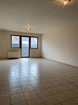 Dit ruime appartement is gelegen in het prachtige Merelbeke-Melle en biedt alle comfort en luxe die je maar kunt wensen. Met een bewoonbare oppervlakte van 89.00 vierkante meter en een bouwjaar van 1997, is dit appartement modern en goed onderhouden. <br /><br />Het appartement beschikt over twee slaapkamers, waardoor het perfect is voor een klein gezin of een stel dat op zoek is naar wat extra ruimte. De keuken is uitgerust met apparatuur en er is een ruime woonkamer waar je heerlijk kunt ontspannen na een lange dag of op het aangename zonne-terras achteraan. <br />De badkamer heeft een ligbad, lavabomeubel en afzonderlijke douche. <br />In de nachthall is er een afzonderlijk toilet. <br />De elektrische installatie werd volledig goedgekeurd.<br /><br />Er is een lift aanwezig, waardoor het appartement toegankelijk is voor mensen van alle leeftijden.<br /><br />Het gebouw beschikt over een garage, wat betekent dat je nooit meer hoeft te zoeken naar een parkeerplek. <br /><br />Kortom, dit appartement in Merelbeke-Melle is de perfecte plek voor wie op zoek is naar een comfortabel appartement. Aarzel niet om een bezichtiging in te plannen.