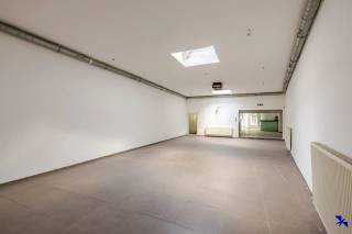 Welcome to Willebroek!In the heart of the vibrant center of Willebroek, you will find this charming commercial property (231 m²), boasting a rich...