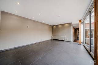 Oudergem - In een rustige eenrichtingsstraat, ideaal gelegen in de wijk Hertoginnedal, vlakbij het Parc du Rouge Cloître en alle voorzieningen (vervoer, winkels, scholen, restaurants, enz.), biedt We Invest deze prachtige woning met 3 slaapkamers en een achtertuin aan. De woning bestaat uit: op de begane grond: een inkomhal met vestiaire en gastentoilet, een ruime en lichte woonkamer met toegang tot de achtertuin, een volledig ingerichte keuken en een eetkamer. Op de eerste verdieping: een ruime slaapkamer met dressing, een badkamer, een apart toilet en een kantoorruimte. Op de tweede verdieping: twee ruime slaapkamers, een doucheruimte en een apart toilet. Er is ook een onafgewerkte zolder, een wasruimte en kelders onder de woning. Overal dubbele beglazing. Energielabel (EPC): D-. Direct beschikbaar. Wacht niet langer en plan vandaag nog een bezichtiging!