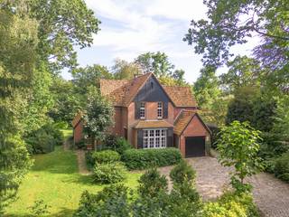 Charmante cottagevilla ' De Zandloper' gelegen op een unieke locatie nabij de Kalmthoutse Heide. De woning straalt één en al authenticiteit en charme uit en is zeer rustig gelegen aan het einde van een doodlopende straat.<br /><br />De villa werd gebouwd begin jaren '1900 en er werd aangebouwd in de jaren '80.<br /><br />We betreden de woning in de inkomhal met vestiaire en gastentoilet. Naast de inkom vinden we een gelijkvloers slaapkamer of bureau / praktijkruimte met authentieke schouw. Verder komen we in een L-vormige leefruimte in meerdere niveaus met zitruimte en eetkamer / speelkamer. De originele ornamenten, moulures en wandtegels zijn mooi bewaard gebleven. De leefruimte beschikt over een vernieuwde houtkachel. Aansluitend vinden we de ingerichte keuken met authentieke tegels en een wasplaats / bijkeuken. Achteraan vinden we een overdekt terras.<br /><br />Ten slotte vinden we op het gelijkvloers een bijkeuken/wasplaats met zijingang en een garage met plaats voor één wagen.<br /><br />De authentieke trap leidt naar de eerste verdieping die toegang geeft tot drie slaapkamers, een bureauruimte en twee badkamers. Eén slaapkamer beschikt over een eigen overdekt terras.<br /><br />De zolderverdieping heeft een zolderkamer en een berging.<br /><br />De villa is gebouwd op een prachtig, privatief perceel met een mooie aangelegde tuin. Op de oprit is er voldoende parkeerplek met plaats voor vier wagens. <br /><br />De woning beschikt over een vergunning als vakantiewoning, wat uniek is in deze omgeving.<br /><br />Permanente bewoning is uiteraard ook mogelijk.<br /><br />Een uniek object in Kalmthout!<br /><br />De villa is gelegen aan het einde van een doodlopende straat in een kindvriendelijke buurt 'Heuvel' vlakbij de Kalmthoutse Heide. Een bijzondere locatie in de natuur, maar vlakbij de centra van Heide en Kalmthout. Alle voorzieningen zoals winkels, scholen en openbaar vervoer bevinden zich op nabije afstand.<br /><br />De oprit van de autosnelweg is vlot bereikbaar met een goede verbinding naar Antwerpen en Nederland.
