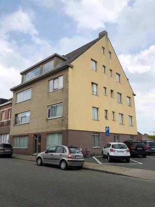 Centraal gelegen appartement op de 3e verdieping met een inkomhal, een woonkamer, een recent vernieuwde keuken, een badkamer en 2 slaapkamers.Er kan...