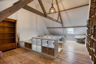 Op zoek naar een ruime gezinswoning met een centrale ligging? Dan is deze verzorgde rijwoning zeker een bezoek waard. Met een perceeloppervlakte van 140 m² en een bewoonbare oppervlakte van ca. 115 m² biedt deze woning een praktische indeling en heel wat mogelijkheden. Bovendien bevindt u zich op een steenworp van het centrum van Izegem, met winkels, scholen, openbaar vervoer en andere voorzieningen binnen handbereik.IndelingGelijkvloers- Voortuin- Lichtrijke inkomhal- Praktische bureauruimte, ideaal voor thuiswerk- Gezellige leefruimte- Volledig ingerichte keuken met eetplaats- Apart gastentoilet- Gezellige stadstuin- Wasplaats met aansluiting voor wasmachine en droogkastEerste verdieping- Twee volwaardige slaapkamers- Badkamer uitgerust met een inloopdouche en toiletTweede verdieping- Zeer ruime derde slaapkamer die eveneens kan dienen als hobbyruimte, speelkamer of master bedroomDeze woning combineert een aangename woonoppervlakte, een praktische indeling en een gunstige ligging, waardoor ze de ideale thuis vormt voor gezinnen, starters of wie op zoek is naar extra ruimte.Bestuursmaatregelen in het maatregelenregister: nee