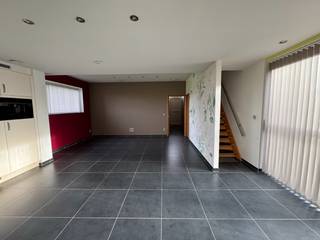 Aan de voorzijde komt u binnen in de hal met toegang tot het gastentoilet en de master-bedroom. Ook van hieruit toegang tot de ruime living met...