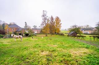 Superb building plot of approximately 17 ares 97, ideally located in the heart of the charming village of Burdinne, offering a calm and...
