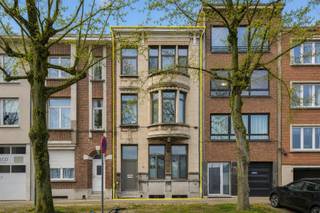 <p><span>Achter deze authentieke en charmante gevel schuilt een verrassend ruime woning die in 2015 volledig werd </span><span>gerenoveerd</span><span>. Dankzij het </span><span>EPC-label B</span><span> en de </span><span>conforme elektrische keuring</span><span> geniet je hier van een energiezuinige en zorgeloze thuis.</span></p><p><span>De huidige indeling met </span><span>twee volwaardige leefentiteiten</span><span> maakt deze woning bijzonder veelzijdig en </span><span>flexibel</span><span> in gebruik. Ze leent zich perfect voor </span><span>kangoeroewonen, inwonende familie of een groot samengesteld gezin</span><span>, maar biedt tegelijk interessante mogelijkheden voor wie </span><span>wonen en werken</span><span> wil combineren.</span></p><p><span>De gelijkvloerse verdieping werd vandaag ingericht als volwaardige woonentiteit en beschikt over een gezellige woonkamer met open keuken, 1 à 2 slaapkamers, een badkamer en een aparte berging. Dankzij deze praktische indeling kan deze verdieping echter ook perfect dienen als praktijkruimte, kantoor of ruimte voor een vrij beroep aan huis. De verschillende ruimtes laten een flexibele invulling toe, afgestemd op de eigen noden en activiteiten. De renderbeelden illustreren één van de vele mogelijke inrichtingen van het gelijkvloers.</span></p><p><span>Extra troef is de aangename </span><span>zuidoostgerichte koer</span><span>, waar je in alle rust van de zon kan genieten. Achteraan bevindt zich bovendien een ruime </span><span>garage/polyvalente ruimte</span><span>, ideaal als hobbyruimte, atelier, opslagplaats of bijkomende werkruimte.</span></p><p><span>Op de eerste verdieping geniet je van een lichtrijke woonkamer met open, volledig uitgeruste keuken en directe toegang tot het zonnige zuidoostgerichte terras. De tussenverdieping omvat een moderne badkamer en een afzonderlijk gastentoilet. Op de bovenverdieping bevinden zich drie volwaardige slaapkamers.</span></p><p><span>Daarnaast beschikt de woning over een ruime </span><span>kelder</span><span>, bijzonder praktisch als extra stockage-, was- of voorraadruimte.</span></p><p><span>Gelegen in de gegeerde Kruishofstraat in Wilrijk bevindt deze woning zich nabij winkels, scholen, openbaar vervoer, belangrijke invalswegen en Antwerpen centrum.</span></p><p><span>Kortom: een instapklare en veelzijdige woning met karakter, ruimte en een flexibele indeling, ideaal voor wie comfortabel wil wonen met extra mogelijkheden op het gelijkvloers.</span></p>