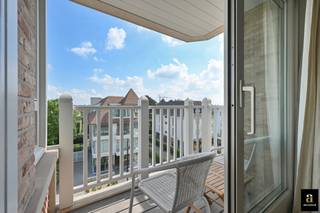 Mooi ruim ongemeubeld appartement gelegen langs de Kustlaan, met mooi zicht over de villa'tjes in het Zoute. <br />Het appartement bestaat uit een inkomhall , toilet. Ruime berging. Zonnige en ruime woonkamer met terras. Volledig ingerichte keuken voorzien van alle comfort. 1 slaapkamer met aanpalende badkamer, 1 slaapkamer met douchekamer. Privatieve kelder in het gebouw.<br />syndicus kosten €50 per maand.<br />Mogelijkheid tot huren van garagebox in de omgeving.