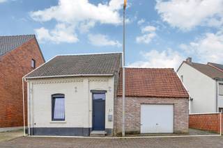 Ben je op zoek naar een gezellig huisje met 2 slaapkamers?<br />Dan is dit huis in het centrum van Beringen misschien wel iets voor jou.<br />Het huis heeft op het gelijkvloers een inkomhal, een living, een tv-hoek en hierachter de keuken, badkamer en wasplaats.<br />Boven zijn er twee slaapkamers.<br />Verder is er een garage, een leuke binnenkoer en een tuin.<br />Extra troef: de elektriciteit is conform tot 2035.<br />Interesse om het huis eens te bezichtigen? Bel me dan gerust op het nummer 0491 15 30 43 en dan help ik je graag verder.