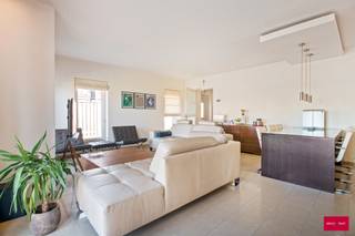 In het rustige Poppel, op een perceel van ca. 850 m², bevindt zich deze ruime en energiezuinige villa die perfect geschikt is voor dubbele bewoning...