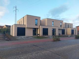 VERKOOP AAN 6% BTW mogelijk onder voorwaarden !Nieuwbouwproject van 5 ruime, moderne woningen met plat dak nabij het centrum van Mol.Deze woningen...