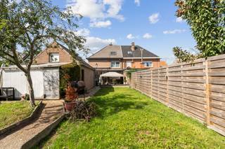 <p><strong>Te koop in Wolvertem: halfopen woning met 3 slaapkamers</strong></p><p><br /></p><p>Deze halfopen woning ligt in een rustige straat op wandelafstand van het centrum van Wolvertem. De woning beschikt over 3 slaapkamers en biedt heel wat uitbreidingspotentieel dankzij de ruime zolder, waar extra slaapkamers en een bijkomende badkamer kunnen worden ingericht. De kelder en garage met aparte zolder zorgen daarnaast voor bijzonder veel praktische opslagruimte. Winkels, scholen en openbaar vervoer bevinden zich vlakbij, met ook Meise, Merchtem, Londerzeel en Kapelle-op-den-Bos vlot bereikbaar.</p><p><br /></p><p><strong>Belangrijkste ruimtes:</strong></p><p>• Inkomhal</p><p>• Woonkamer</p><p>• Keuken</p><p>• Veranda</p><p>• 3 slaapkamers (17 m², 15 m² en 9 m²)</p><p>• Badkamer</p><p>• Ruime zolder met uitbreidingsmogelijkheden</p><p>• Kelder met veel opslagruimte</p><p>• Garage met aparte zolderruimte</p><p><br /></p><p><strong>Troeven:</strong></p><p>• Rustige ligging op wandelafstand van het centrum van Wolvertem</p><p>• Grote zolder met potentieel voor extra slaapkamers en een bijkomende badkamer</p><p>• Veel opslagruimte dankzij de kelder en garage met aparte zolder</p><p><br /></p><p><strong>Wens je een bezoek? Contacteer ERA LEUS &amp;amp; TOYE via 02/335.11.14 en plan een afspraak met Gilles Sato.</strong></p><p><br /></p><p><strong>JOUW DROOMHUIS. ZO GEVONDEN!</strong></p>