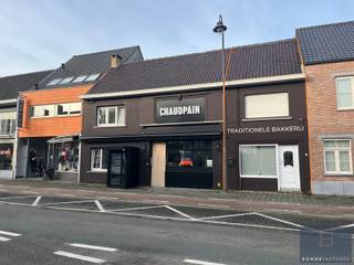 De ligging te Sijsele biedt u winkels , scholen, openbaar vervoer op wandelafstand. Daarnaast staat u op minder dan een kwartier in Brugge met de auto.<br /><br />De woning is ingedeeld in:<br />Inkom, leefruimte, keuken, veranda, berging, badkamer (voorzien van douche, toilet en lavabo), 2 slaapkamers en zolder.<br />Buiten: onderhoudsvrije koer en garage.<br /><br />Voor de investeerder: dit pand kan eveneens aangekocht worden met de naburige bakkerij (€480.000 samen).<br /><br />Van deze budgetvriendelijke woning in het centrum van Sijsele uw nieuwe thuis/investeringsproject maken?<br /><br />Contacteer Bonne Vastgoed 7 op 7 via 0468/10.40.40 of info@bonnevastgoed. be