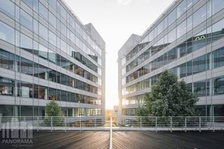 Kwalitatieve <strong>kantoren van 1.069 m² te huur, bemeubeld & instapklaar</strong>. Ook andere oppervlaktes mogelijk van <strong>1.069 m² tot 5.939 m²</strong>. De kantoren maken deel uit van Airport Plaza Campus, een bedrijvenpark met een uitzonderlijke ligging die aan de hoogste internationale normen voldoet.<br /><br />Het bestaat uit vijf onafhankelijke kantoorgebouwen met eigen ontvangsthal en een centraal knooppunt dat toegang biedt tot de kantoorgebouwen en tot de verschillende diensten zoals gedeelde vergaderzalen, lounge, winkel, persoonlijke conciërgedienst, wasserette, restaurants, ... <br /><br />De twee ondergrondse parkeerlagen zijn gemeenschappelijk voor de vijf gebouwen; met een totaal van 689 binnen- en 67 parkeerplaatsen buiten. Elk gebouw beschikt over een terras van 200 m² voor privégebruik. Het flexibele, functionele en gezellige complex heeft een uitzonderlijke ligging vlakbij de internationale luchthaven van Zaventem. <br /><br />Contacteer <strong>PANORAMA B2B</strong> voor bijkomende inlichtingen, plannen of een vrijblijvend bezoek <strong>0477 09 00 09</strong>