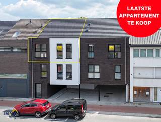 <p><strong>LAATSTE APPARTEMENT TE KOOP!</strong></p>
<p>Binnen dit <strong>kleinschalig nieuwbouwproject bestaande uit 4 appartementen waarvan 2 duplexappartementen, is momenteel nog slechts één appartement te koop.</strong><br /><br />Dit laatste duplexappartement wordt voorzien van een inkomhal met gastentoilet, een<strong> mooie woonkamer met open keuken, ingerichte badkamer, 2 slaapkamers,</strong> opbergruimte/wasplaats en een<strong> zonnig terras. </strong><br /><br />Bij dit appartement hoort tevens een<span> </span><strong>parkeerplaats. </strong>Bovendien is er achteraan een <strong>gemeenschappelijke tuin met terras,</strong> samen met collectieve voorzieningen zoals een fietsenstalling, vuilnisruimte en opslagruimte.<br /><br />De combinatie van kwaliteit en innovatie zorgt er voor dat uw investering ook rendabel is in de toekomst. Door te werken met hernieuwbare energie<span> </span><strong>(warmtepomp)</strong><span> </span>wordt een<span> </span><strong>E-peil bekomen die voldoet aan de strengste EPB eisen en wordt ook het BEN-label E30 behaald.<span> </span></strong>Bij een stedenbouwkundige vergunning aangevraagd voor 31/12/2021 geeft de E30 score<span> </span><strong>recht op een korting van de onroerende voorheffing van 50% voor 5 jaar.</strong></p>
<p>Optioneel kunnen nog zonnepanelen worden bijgeplaatst waardoor zelfs een BEN E20 label wordt bekomen, waardoor er de eerste 5 jaar zelfs geen onroerende voorheffing moet betaald worden.</p>
<p><strong>Het appartement zal volledig naar uw smaak en keuze kunnen worden ingericht.</strong><span> </span>Na ondertekening van de koopovereenkomst volgt een eerste overleg waarbij de werkmethode toegelicht wordt. Naargelang de stand van de werken zal u nog bepaalde persoonlijke keuzes kunnen maken. Voor meer info, contacteer Tijl via tijl@immotijl.be of 0477 44 86 11.</p>