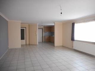 DUPLEX APPARTEMENT met 2 slaapkamers, terras te huur in het centrum van Diest, Sint Janstraat 37. <br /><br />Het appartement is gelegen op de eerste en de tweede verdieping in een kleine residentie met lift.<br /><br />Indeling van het appartement :<br />- inkomhal<br />- toilet<br />- ruime woonkamer <br />- half open keuken<br />- berging<br />- terras<br /><br />Op het verdiep :<br />- 3 slaapkamers (waarvan één heel klein)<br />- badkamer<br />- toilet<br /><br />Er is een autostaanplaats onderin het gebouw en een aparte fietsenstalling.<br />Lift aanwezig. <br />CV op aardgas.<br /><br />Epc : 131 kWh/m²/jaar<br /><br />Huurprijs : € 950,00 voor appartement en staanplaats, geen gemeenschappelijke kosten<br /><br />Voor bijkomende informatie kan u ons contacteren op 013/311.233, voor een bezichtiging kan u een aanvraag doen via de website.<br /><br /><br />Alle gegevens zijn louter informatief, onder elk voorbehoud, en voor zover het pand intussen niet verhuurd of verkocht is.<br />Dit pand wordt door ons geplaatst op volgende websites :<br />-www.alvast.be<br />-www.immoscoop.be<br />-www.zimmo.be<br />-www.spotto.be<br />Indien U het pand op andere websites zou aantreffen is dit niet door ons geplaatst en is de info mogelijk niet up-to-date.