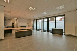 Gelegen op een absolute topligging, pal op het marktplein van Ruddervoorde, vindt u dit recent gebouwd en instapklaar bureau dat uitstraling, comfort en commerciële zichtbaarheid perfect combineert. Dit is de opportuniteit voor ondernemers die hun zaak willen vestigen op een centrale locatie met maximale visibiliteit en een professionele uitstraling. Dankzij de prominente ligging op het marktplein geniet u dagelijks van passage en herkenbaarheid, wat uw onderneming meteen extra kracht en vertrouwen geeft naar klanten en partners toe.<br /><br />Bovendien is het uitgerust met een geïntegreerd aircosysteem dat zowel kan koelen als verwarmen, waardoor u het hele jaar door verzekerd bent van een optimaal binnenklimaat. <br /><br />De ruimte leent zich uitstekend voor diverse professionele activiteiten. Denk aan een kantoor voor vrije beroepen zoals een advocaat, boekhouder, architect of verzekeringsmakelaar, maar evengoed aan een consultancy- of dienstenkantoor, praktijkruimte of representatief ontvangstkantoor. De indeling biedt flexibiliteit en kan aangepast worden aan uw specifieke noden en werking.<br /><br />De vermelde prijs is een richtprijs; elk bod wordt voorgelegd aan de eigenaar, die het recht behoudt om dit te aanvaarden of te weigeren.<br /><br />Neem voorsprong met een vrijblijvende en gratis schatting van uw eigendom via:<br />http://www.residentievastgoed.be/gratisonlineschatten