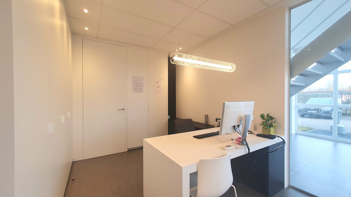 TE HUUR: kantoren 500m² + bedrijfshal 350m² - foto 4