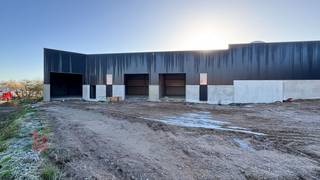 Nieuwbouw KMO-unit van 235 m² met privatieve parkeerplaats te huur. Fenomenaal gelegen aan de rand van Brussel te ZELLIK, nabij de bedrijvige...