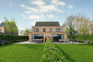 <p>Deze twee halfopen casco woningen combineren het <strong>statige uiterlijk van een villa</strong> met het <strong>comfort en de vrijheid van hedendaags wonen</strong>. Ze vormen samen één harmonieus geheel, waardoor ze in het straatbeeld lezen als één elegante villa, terwijl elke woning toch volledig zelfstandig en privé is.</p>
<p>De woningen worden aangeboden in <strong>casco-staat</strong>, wat u als koper de unieke kans geeft om het interieur volledig naar eigen smaak en levensstijl af te werken. Van indeling en materialen tot technieken en afwerking: u creëert hier een thuis dat perfect bij u past. Ideaal voor wie op zoek is naar een woning met karakter, ruimte en personaliseerbaarheid, zonder in te boeten op privacy of uitstraling.<br /><br />GELIJKVLOERS <br />Inkomhal 10m² met apart gastentoilet en plaats voor vestiaire kasten.<br />Bureau gedeelte 11m². <br />Lichte, open leefruimte 43 m² met leefeetkeuken 27 m² en toegang tot berging 10m². <br /><br />1STE VERDIEPING<br />Nachthal 6 m².<br />Hoofdslaapkamer 32 m² met dressing, badkamer en toilet. <br />2de slaapkamer 16m².<br />2de badkamer 8m². <br />Wasplaats 10m².<br /><br />2DE VERDIEPING <br />Nachthal 4m² met toegang tot zolder. <br />3de slaapkamer 14 m².<br />4de slaapkamer 21m². <br />Techtnische ruimte.<br /><br />BIJZONDERHEDEN<br />Twee halfopen woningen die samen ogen als één statige villa.<br />Veel lichtinval dankzij grote, goed gepositioneerde raampartijen<br />Toekomstgericht wonen: mogelijkheid tot energiezuinig en duurzame afwerking.<br />E-peil 30 of lager<br /><br />POSITIEVE PUNTEN<br />Goede locatie<br />Volledige vrijheid in technieken en afwerking<br />Grote slaapkamers<br />Hoge plafonds 2.75 meter<br />Nabij invals- en autosnelwegen</p>