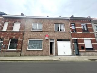 Ruime woning met garage en 4 slaapkamers.IndelingInkom, keuken, living, badkamer, garage, tuin met regenput(7000 l), 4 kamers met mogelijkheid tot...