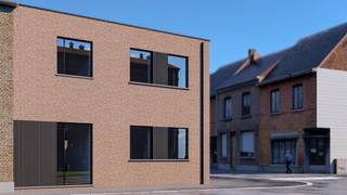 <p>Een kwalitatieve en energiezuinige nieuwbouwwoning, vlak bij het centrum van Zele. Gebouwd in strakke maar toch hedendaagse stijl. De woning heeft een inkomhal voorzien van een gastentoilet. Leefruimte met salon en eetplaats die overgaat in een open keuken met zicht op terras/tuin. Vooraan in nog een aparte bureauruimte en naast de keuken nog een aparte berging. Op de eerste verdieping zijn er 3 slaapkamers waarvan de masterbedroom een aparte dressing heeft. Badkamer en apart toilet. De woning heeft een aparte garage. <br />De woning wordt uitgevoerd in een roodbruine gevelsteen en afgewerkt met donker ramen en deuren. <br />De woning wordt casco afgewerkt maar kan op verzoek volledig naar smaak afgewerkt worden. Zo kan u uw persoonlijke ‘toets’ geven. De ideale ligging qua bereikbaarheid met de wagen of met de fiets sta je op 5 minuten op de markt, zowel naar het centrum, scholen en winkels in de directe nabijheid, alsook naar N47 of E17. Bushalte is vlakbij. Vraagprijs exclusief BTW en excl. notariskosten (excl. eventuele registratiekosten). Aarzel niet en neem vrijblijvend contact op!</p>