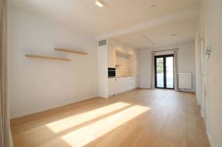Welcome to 180 Boomgaardstraat in Berchem, a bright and well-maintained apartment where modern living comfort and a pleasant location come together beautifully. Here, you’ll live just a short distance from shops, restaurants, and public transportation, with easy access to Antwerp and the main highways.• Sought-after location in Berchem• Bright living area with an open and fully equipped kitchen• Large terrace• Available immediatelyThe bright living area forms the heart of the apartment and flows seamlessly into the open kitchen. The kitchen features a sleek and timeless design, complete with built-in appliances and ample cabinet space. The light wood flooring and large windows give the space a warm and contemporary feel.The spacious bedroom features a full wall of built-in closets and offers direct access to the bathroom. The bathroom is equipped with a spacious walk-in shower, double sink, and stylish black faucets. The apartment also features a separate guest restroom.A real highlight is the spacious terrace, which offers plenty of room to enjoy the outdoors, dine, or simply relax.A move-in-ready apartment with plenty of light, a spacious terrace, and high-quality finishes in a central location in Berchem.Interested? Fill out your information via the listing on www.sinjoor.be. The agent handling the listing will contact you as soon as possible.