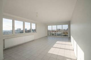 Dit tweeslaapkamer appartement is gelegen op een centrale en gegeerde locatie op Linkeroever, met winkels, scholen en openbaar vervoer in de onmiddellijke omgeving. <br /><br />Het hoekappartement bevindt zich op de 6de verdieping van een verzorgd gebouw met lift en geniet van een mooi open zicht. De leefruimte is lichtrijk en geeft toegang tot het terras, ideaal om te ontspannen en met prachtig zicht op het Galgenweel.<br /><br />De keuken is praktisch ingericht en sluit aan op de leefruimte. Verder beschikt het appartement over twee slaapkamers en een badkamer met lavabo en ligbad. <br /><br />Er is een garagebox verplicht bij te huren aan 100 euro/maand. <br />Lage algemene onkosten van 150 euro/maand (incl. provisie waterverbruik, poetsen gemene delen, onderhoud lift, ...)! Individuele Cv op aardgas!<br />EPC: 130 kWh/m²