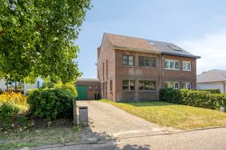 Layout as follows:<br />Ground floor:<br />- Entrance hall with guest toilet<br />- Living space<br />- Kitchen<br />- Veranda (approx. 25m²)<br />- Garage (approx. 25m²)<br />- Storage (approx. 4m²)<br /><br />First floor:<br />- 3 bedrooms<br />- Bathroom with bath, double wall unit and toilet<br /><br />Second floor (accessible via a fixed staircase)<br />- Attic floor with the possibility to create two additional bedrooms<br /><br />Miscellaneous:<br />- Spacious work/storage space in the back of the garden<br />- No central heating<br />- Gas heater<br /><br />Buying or renting (or renting) in Kalmthout, Essen and surroundings?<br />If you have any questions, you can always contact us! <br />Dewaele Vastgoed Kalmthout<br /><br />This property is subject to the renovation obligation imposed by the Flemish government for residential buildings (unless demolished within 5 years of purchase). For more information, consult the website of the Flemish Energy and Climate Agency at https://www.vlaanderen.be/een-woning-kopen/renovatieverplichting-voor-residentiele-gebouwen<br /><br />Register of measures: no