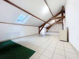 WE INVEST Sud-Luxembourg stelt dit charmante appartement met 1 slaapkamer voor, ideaal gelegen in het hart van Aarlen, op wandelafstand van winkels...