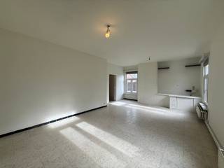 Deze ruime en instapklare woning is gelegen in een rustige buurt van Geel.Via de inkomhal betreed je één van de twee slaapkamers. Verder kom je...