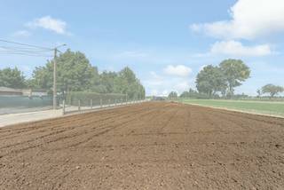 Vrijstaande bouwgrond van 6a38ca met vrij zicht over de achtergelegen velden te Bolder. Omwille van de ligging in een zijstraat van de doorgaande weg Riemst - Visé geniet je van een centrale uitvalsbasis . Op die manier bevindt het centrum van Riemst zich op slechts 2 automin en bereik je bruisende steden zoals Maastricht en Tongeren op 15 min. met de wagen. Kortom een perfecte woonomgeving!<br /><br />De percelen LOT 2a + 2b, hebben de volgende kenmerken:<br />- Oppervlakte: 638m2<br />- Perceelbreedte: 19,24m<br />- Perceeldiepte: 52,68m<br />- Oriëntatie: Zuidoosten<br />- Bouwdiepte: 9,6m<br />- Bouwbreedte: 12m<br /><br />Graag meer informatie? Aarzel niet om ons te contacteren.