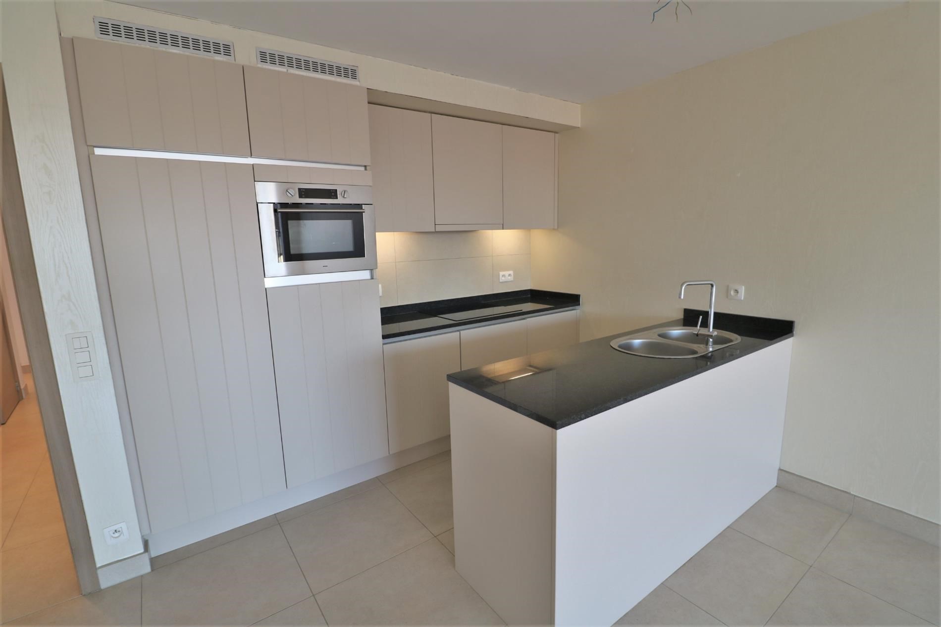 Instapklaar en modern 3-slaapkamer appartement met zonneterras te Oostende! - foto 5