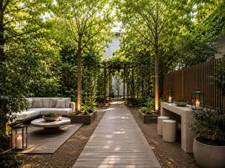 Villa loft unique avec une surface de plancher utilisable de 510 m², un jardin privé de 400 m², deux emplacements de parking et des caves privatives.<br /><br />La villa loft est située dans l'ancienne Agence Maritime Internationale, un bâtiment de caractère classé au patrimoine architectural, dans un emplacement de premier ordre à la fin de la Meir. Au cœur historique d'Anvers, cette propriété exceptionnelle combine des volumes généreux et de l'intimité avec tous les avantages de vivre en centre-ville.<br /><br />Avec quatre chambres à coucher complètes, quatre salles de bains et des espaces de bureau ou de pratique supplémentaires, la propriété offre de nombreuses possibilités. La disposition convient aussi bien à une grande famille qu'à une combinaison de vie et de travail.<br /><br />En termes de confort, la propriété est également très complète, avec notamment le chauffage par le sol, la climatisation, la domotique, un système d'alarme et des aménagements intérieurs de haute qualité.<br /><br />Malgré une surface exceptionnelle, la villa loft affiche également de bonnes performances énergétiques, avec une étiquette énergétique B et une consommation énergétique de seulement 139 kWh/m²/an.<br /><br />De plus, il est possible d'acquérir un appartement supplémentaire d'environ 147 m² de surface de plancher utilisable avec un espace extérieur supplémentaire d'environ 40 m², une place de parking supplémentaire et une cave.<br /><br />Caractéristiques :<br />- Surface de plancher utilisable : 510 m²<br />- Jardin privé : 400 m²<br />- Cinq chambres à coucher et cinq salles de bains<br />- Deux emplacements de parking<br />- Situé dans un patrimoine architectural : Agence Maritime Internationale<br />- Étiquette énergétique B : 139 kWh/m²/an