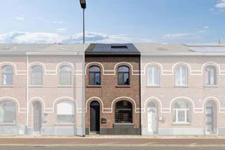 <p>Op een strategische locatie dichtbij de autosnelweg en het centrum van <strong>Aalst en Erembodegem</strong> bevindt zich deze instapklare woning met <strong>3 slaapkamers</strong>. Deze woning is door de jaren heen goed onderhouden. We betreden de woning via de inkomhal, waar men via een zijsprong de <strong>volledig uitgeruste keuken</strong> betreedt. Via de keuken komen we in de <strong>gezellige leefruimte</strong> terecht. Verder is deze ook nog voorzien van een eetplaats en een <strong>ruime berging</strong>. Via de eetplaats komt men in de <strong>gezellige tuin,</strong> die goed onderhouden is en voorzien is van een <strong>terras</strong>. Via de <strong>losweg</strong> die achter de tuin loopt, kan men gemakkelijk bezoek binnenlaten of vuilnisbakken buitenzetten. Via deze weg kan men ook zeer gemakkelijk het park van Aalst betreden, namelijk de <strong>Osbroek</strong>. Via een vaste trap betreden we de eerste verdieping, die voorzien is van <strong>twee slaapkamers</strong> en een badkamer. De badkamer is voorzien van een <strong>inloopdouche met een toilet</strong>. De tweede verdieping kunnen we ook betreden via een vaste trap. Hier bevindt zich ook nog een <strong>derde slaapkamer</strong> die voorzien is van een extra ruimte. Verder zijn de <strong>raampartijen vernieuwd,</strong> alsook de voordeur. De woning is ook voorzien van <strong>13 zonnepanelen</strong> met groenestroomcertificaten. <strong>EPC(A) - Tuin - Terras - Elektriciteit Conform</strong></p>