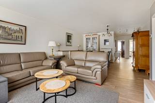 <div><div> <p>Gelijkvloers appartement met tuin en garagebox.</p><p>Ruim gelijkvloers appartement van ca. 91 m² met een tuin van ca. 60 m² en toegang tot de achterliggende garagebox. Het appartement omvat een inkomhal met afzonderlijk toilet en berging. De leefruimte staat in verbinding met de ingerichte keuken, voorzien van een oven, keramische kookplaat, dampkap, ijskast en diepvries. Verder is er een tussenkamer die kan worden gebruikt als hobbykamer of dressing. Er zijn twee slaapkamers, waarvan één met rechtstreekse toegang tot de tuin. Het appartement beschikt eveneens over een privatieve kelderberging. De verwarmingsketel werd vernieuwd en is een condensatieketel op aardgas. De ramen achteraan werden vernieuwd en zijn voorzien van elektrische rolluiken. Ook aan de voorzijde zijn rolluiken aanwezig. Het dak werd vernieuwd en geïsoleerd. De garagebox is afzonderlijk aan te kopen voor € 25.000. </p></div> </div>