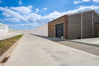 Deze nieuwbouwloods centraal gelegen nabij tal van verbindingswegen tussen Brakel en Gent.De loods is voorzien van: Een sectionaalpoort met...