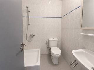 <p>Spacious and bright student studio (46 m²) in Wilrijk<br />Cozy and bright 46 m² student studio, ideal for students. The studio is quietly located on the ground floor at the rear of the building, away from the street, and features its own kitchen and bathroom. The individual central heating boiler was recently replaced, ensuring comfortable and energy-efficient heating.<br />Gas, electricity, and water are billed via individual meters, so you only pay for your own usage.<br />There is a locked bike storage area, ideal for safely storing a bike or electric scooter.<br />Direct debit is available.<br />The studio is in an excellent location with easy access to the University of Antwerp (Drie Eiken Campus), the UZA, and public transportation.</p>