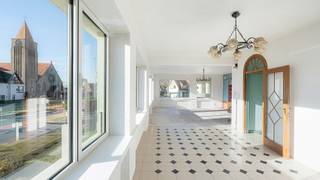 Idéalement situé à deux pas de la mer et de la plage, nous vous proposons cet exceptionnel appartement d’angle de 146 m², orienté plein soleil,...