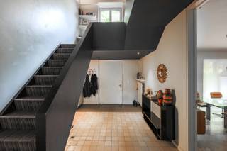 <p>De ruime inkomhal heet je welkom met een vestiaire en apart gastentoilet. En vanaf daar ontvouwt de woning, met zijn 338m2 bewoonbare oppervlakte, zich stukje bij beetje.<br />Eerst is er die indrukwekkende leefruimte.<br />Groot? Zonder twijfel. Maar vooral warm dankzij de prachtige visgraatparket, het daglicht en het zicht op de groene tuin.</p>
<p>De woonkamer in L-vorm vloeit bovendien mooi over in een gezellige zithoek. Ideaal voor een rustige filmavond, een goed boek of gewoon om even weg te kruipen terwijl de rest van het gezin nog gezellig napraat aan tafel.</p>
<p>De keuken ligt apart, en dat is hier alleen maar een troef. Ze is ruim, stijlvol en duidelijk ontworpen om echt in te leven. Terwijl de ene staat te koken aan het royale kookeiland, schuiven de anderen al aan tafel om huiswerk te maken, of eerder om een glaasje te drinken, een babbeltje te doen,... Dankzij de grote raampartijen en het zicht op het groen voelt deze ruimte licht en uitnodigend aan. Een plek waar ontbijt op zondag moeiteloos overgaat in een lange koffieklets<br />Achter de keuken wacht nog een verrassend handige extra ruimte. Vandaag doet ze dienst als speelkamer, maar dankzij de aparte douche en lavabo is ze goud waard voor actieve gezinnen. Modderige scoutschoenen, een voetbaltraining of een namiddag ravotten in de tuin? Even afspoelen en pas daarna het huis in. Natuurlijk leent deze ruimte zich evengoed perfect als bijkeuken, hobbyruimte of praktische berging.</p>
<p>En zodra de zon zich laat zien, verhuis je naar...buiten.<br />De tuin rondom de woning biedt precies wat je hoopt te vinden bij een vrijstaande villa: rust, privacy en meer dan voldoende plaats voor lange zomeravonden, spelende kinderen en een comfortable lounge.</p>
<p>Op de eerste verdieping wachten vier bijzonder ruime slaapkamers en twee volwaardige badkamers.</p>
<p>De master bedroom verdient daarbij een apart hoofdstuk.<br />Hier voelt wakker worden een beetje alsof je in een boetiekhotel verblijft. Een royale dressing met ingemaakte kasten zorgt voor alle comfort, terwijl de ensuite badkamer met ligbad, inloopdouche, een eigen toilet en warme afwerking heerlijke hamam-vibes oproept.</p>
<p>De overige slaapkamers zijn stuk voor stuk volwaardige kamers waar kinderen of gasten zich onmiddellijk thuis voelen.<br />Op de ruime overloop werd bovendien een stijlvolle thuiswerkplek gecreëerd. Dankzij de vide en de lichtinval voelt dit allesbehalve aan als een verloren hoekje, maar eerder als een praktisch en sfeervol plekje.</p>
<p>De woning werd stijlvol gerenoveerd, beschikt over een garage met laadpaal, een ruime zolder en een degelijke betonnen constructie. De vele ingemaakte kasten zorgen ervoor dat ook het dagelijkse leven hier bijzonder comfortabel verloopt.</p>
<p>En dan is er natuurlijk nog de ligging.<br />Elsdonk behoort al jarenlang tot de meest gegeerde woonbuurten van Wilrijk. Rustig, groen en residentieel, maar tegelijk verrassend dichtbij scholen, winkels, sportclubs en belangrijke invalswegen. En deze villa? Die ligt ook nog eens in een<strong> </strong>gezellige doodlopende straat. Een straat waar auto's eerder uitzondering dan regel zijn en kinderen buiten spelen. Een klein detail misschien... maar eentje dat je elke dag opnieuw weet te appreciëren.</p>
<p>Troeven:<br />- Vrijstaande villa op een mooi perceel (727m2)<br />- Gelegen in het gegeerde Elsdonk<br />- Stijlvol gerenoveerd<br />- Prachtige visgraatparket<br />- Zeer ruime leefruimte<br />- Mooie leefkeuken<br />- Luxueuze master met dressing en ensuite badkamer<br />- Garage met laadpaal<br />- Betonnen constructie<br />- Mooie tuin rondom de woning<br />- Ingemaakte kasten<br />- Ruime zolder<br /><br />Wg, Gvkr, Vv, Gmo, Geen overstromingsgevoelig gebied, geen worg</p>