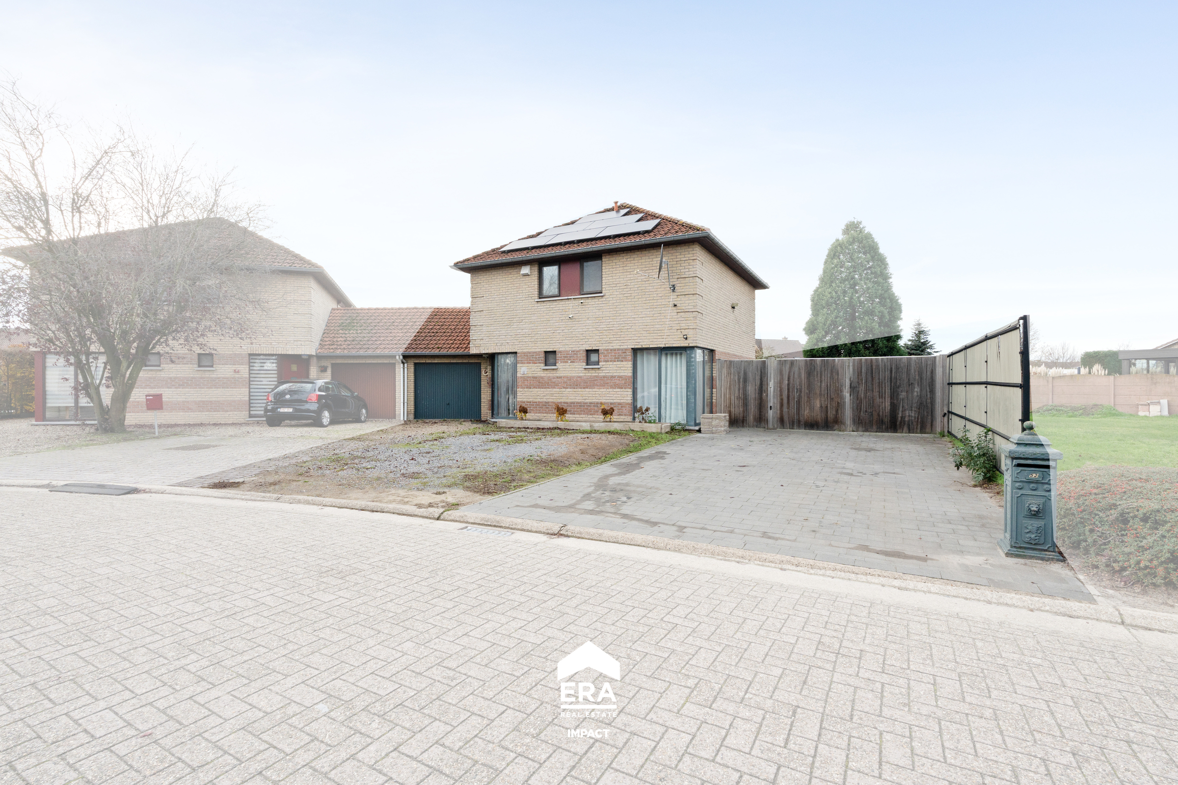 HALFOPEN WONING GELEGEN IN EEN GEZINSVRIENDELIJKE WIJK - foto 1