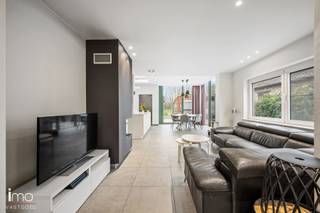 In een doodlopende en erg rustige straat, op een centrale ligging in Boortmeerbeek, bevindt zich deze halfopen bebouwing, die quasi volledig werd gerenoveerd. Een ideale combinatie van rust, bereikbaarheid en wooncomfort.<br /><br />Via de voordeur kom je binnen in de inkomhal, die toegang geeft tot de trap naar de bovenverdieping en de leefruimte. De lichtrijke woonkamer en living vormen samen met de open keuken het kloppend hart van de woning. De keuken is praktisch ingericht en sluit naadloos aan op een geïntegreerde bureauruimte, ideaal voor thuiswerk of studeerhoek.<br /><br />Achteraan zorgen grote raampartijen voor een mooie verbinding met de tuin en het zonnige terras, perfect voor gezellige momenten met familie en vrienden.<br />Aansluitend bevindt zich de ruime badkamer, uitgerust met ligbad en douche.<br /><br />Op de bovenverdieping zijn er drie slaapkamers:<br />twee volwaardige, ruime kamers en een derde, compactere kamer, ideaal als kinderkamer, dressing of bureau.<br /><br />Een absolute troef is de uitzonderlijk diepe tuin, die overgaat in agrarisch gebied. Dit biedt een open zicht op velden en extra mogelijkheden, zoals het houden van paarden of andere dieren, of gewoon genieten van rust en natuur.<br /><br />Dit is een instapklare woning met een topligging voor wie rustig en centraal wil wonen.<br /><br />Bekijk ook zeker de virtuele rondleiding en het interactief grondplan op onze website.<br />Voor extra vragen en informatie of om een bezichtiging te plannen contacteer ons via 015/34.34.54 of via kevin.comyn@imovastgoed.be.