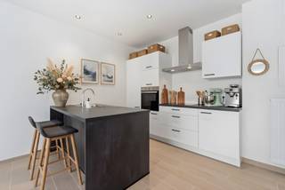 Prachtig nieuwbouwappartement van 87.70 m² , heel RUIM terras met een oppervlakte van 28.03 m² te koop.<br />Dit appartement bestaat uit een leefruimte met open moderne en volledig geïnstalleerde keuken, 2 slaapkamers , een badkamer met inloopdouche, ruime berging en een apart toilet. <br />Verkoop onder btw stelsel. Mogelijkheid om een ruime berging bij te kopen aan 6000 euro.