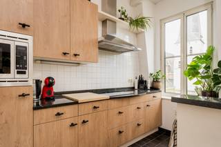 <p>Deze herenwoning grenst aan de site 'Binnenhof' in het centrum van Hingene. Het gebouw is gerenoveerd met oog voor detail en behoud van de oorspronkelijke elementen. Het gebouw is vastgesteld bouwkundig erfgoed: Burgerhuis met bakstenen lijstgevel van vijf traveeën en twee bouwlagen onder pseudomansardedak, met oeils-de-boeuf en centraal dakvenster, vermoedelijk van circa 1912. Hierdoor geniet het gebouw specifieke vrijstellingen op energieprestatieregels. Gelegen recht tegenover de kerk van Hingene en kasteel D'Ursel is dit een ideale locatie voor mensen die van rust en privacy houden maar graag een centrale uitvalsbasis hebben naar N16 en A12. Het gebouw bestaat uit 3 appartementen, één per etage waardoor dit een standingvolle, kleinschalige residentie is. <br /><br />Indeling: via de inkomhal kom je binnen in de ruime leefruimte met open keuken. De leef- en eetruimte zijn volledig voorzien van parket wat een zeer landelijk gevoel geeft. Wat meteen in het oog valt zijn de hoge plafonds die een enorm ruimte gevoel geven en die het appartement van karakter voorzien. De keuken is afgewerkt met natuursteen en beschikt over inductiekookplaat, oven, microgolf en vaatwasser. In de inkomhal is tevens een vestiairekast voorzien. <br /><br />Via de hal kan men naar de ruime slaapkamer die ook voorzien is van parket. Naast de slaapkamer bevindt zich de badkamer die voorzien is van toilet, lavabo, douche en aansluiting voor wasmachine. Er is ook nog een tweede kamer die ideaal is als bureau of opbergruimte. <br /><br />Mogelijkheid tot het aankopen van een overdekte staanplaats achteraan aan 15.000 euro. <br /><br />Het appartement is momenteel verhuurd waardoor het ook ideaal is als investering. <br /><br />Omgeving: gesitueerd in een rustige omgeving nabij de kerk van Hingene. N16 en A12 zijn zeer toegankelijk vanaf hier. Openbaar vervoer op wandelafstand.</p>
<p><span> </span></p>