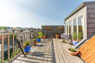 *** Rue de Suisse *** Vlakbij de Louizalaan, dicht bij alle voorzieningen (winkels, scholen, openbaar vervoer, sportcentrum, ...) biedt GESTEA u een schitterend duplex/penthouse (± 200m²) aan dat als volgt is samengesteld: Inkomhal (privélift), grote woonkamer met houtkachel, een zeer lichte eetkamer, een volledig uitgeruste keuken en een slaapkamer met badkamer; boven geeft de nachthal toegang tot 3 slaapkamers, 1 badkamer, wasruimte. Twee grote terrassen (EAST) met vrij uitzicht. Kelder en parkeerplaats. PEB D+ Info & Bezoeken met Jérôme BOONE op 0475 54 09 75 of jboone@trevi.be