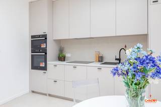 Deze woning is gelegen nabij het Rabotpark, het Prinsenhof en op fietsafstand van <strong>hartje Gent</strong>. Door de centrale ligging heeft u verschillende winkels, scholen en recreatie in de buurt. Het openbaar vervoer is een groot pluspunt, waardoor u zich vlot kan verplaatsen van punt A naar B. <br /><br />U komt de woning binnen via de inkomhal die u brengt naar de <strong>lichtrijke woonkamer</strong> met in het verlengde de open volledig geïnstalleerde keuken. Verder heeft u de badkamer met ligbad, inloopdouche, toilet en dubbel lavabomeubel. Daarnaast is er aansluiting voorzien voor wasmachine en droogkast. Tot slot heeft u een apart bezoekerstoilet. <br /><br />Op het eerste verdiep is een eerste ruime slaapkamer voorzien van inbouwkasten op maat. Op het tweede verdiep vindt u een tweede ruime slaapkamer. Dankzij het hoge plafond wordt een gevoel van ruimte gecreëerd. <br /><br />De woning werd in <strong>2025 volledig gerenoveerd</strong> waarbij kwaliteitsvolle materialen gekozen zijn zoals parketvloeren, hoogwaardige keukenapparaten en inbouwkasten op maat. Verder geniet u van een <strong>EPC label A </strong>met vloerverwarming op alle verdiepingen, volledig geïsoleerd, driedubbele beglazing, ... <br /><br />Graag een bezoekje aan deze woning? Neem gerust contact op via hallo@convas.be