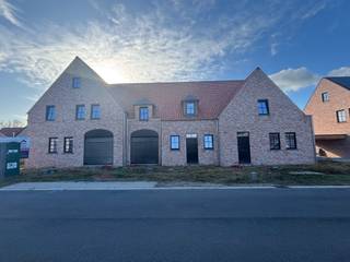 <p>Deze prachtige nieuwbouwwoning is voorzien van alle comfort oa. vloerverwarming, zonnepanelen, ventilatiesysteem, regenwaterput enz.</p><p><br /></p><p>INDELING:</p><ul><li><strong>Gelijkvloers:</strong> Ruime inkomhal met toilet, bureau/speelhoek, zeer lichtrijke woonkamer met eet- en zitgedeelte en porte-fenêtre naar de tuin, keuken met kookeiland (zelf te kiezen), berging, wasplaats en inpandige garage.</li><li><strong>1ste verdiep: </strong>Nachthall, toilet, 3 grote slaapkamers, badkamer met inloopdouche, ligbad en dubbele lavabo, dressing/bureau, tweede badkamer met lavabo en douche.</li><li><strong>2e verdiep/zolder: </strong>Grote ruimte die nog kan ingericht worden als extra slaapkamer(s) of hobbyruimte.</li><li>Zonnige <strong>tuin</strong> met diverse mogelijkheden en aangelegde voortuin.</li></ul><p>PLUSPUNTEN:</p><p>+ Afgewerkt (keuken zelf te kiezen)</p><p>+ Energiezuinig oa. vloerverwarming, zonnepanelen enz.</p><p>+ Grote (slaap-)kamers</p><p>+ Zeer rustige ligging</p><p>+ ...</p><p><br /></p><p>Bel vandaag nog voor meer informatie of een bezoek!</p>